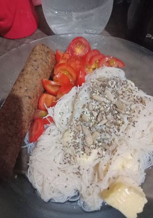Una foto de Chorizo Vegano Fideo de Arroz y Semilla y Cherry