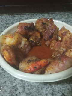 Una foto de Gambones envueltos en bacon con salsa de tomate picante y limón