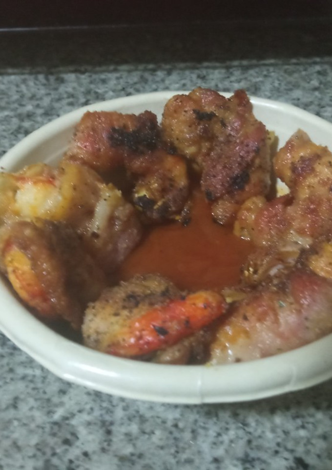 Una foto de Gambones envueltos en bacon con salsa de tomate picante y limón