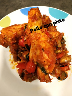 Una foto de Pollo con pisto