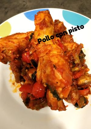 Una foto de Pollo con pisto