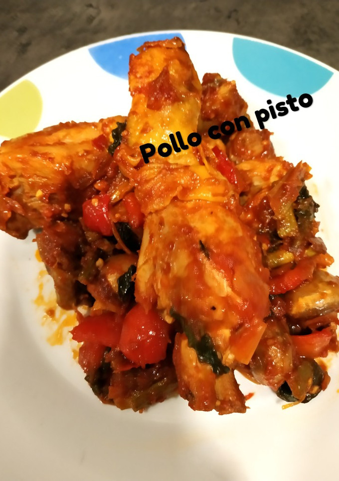 Una foto de Pollo con pisto