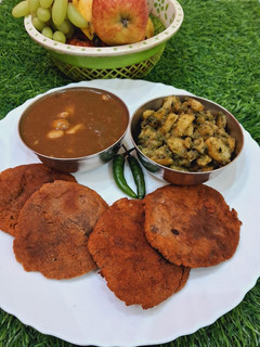 कुट्टू के आटे की पूरी(Kuttu ke atte ki poori recipe in Hindi) रेसिपी मुख्य फोटो