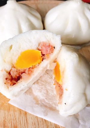 Hình của món Bánh bao xá xíu trứng muối.