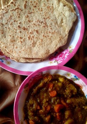 A picture of Roti and curry potatoes stew.