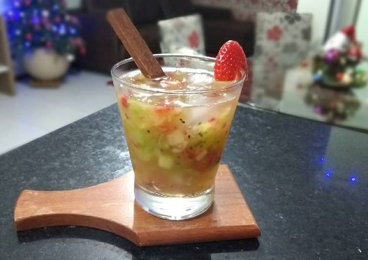 Caipira De Abacaxi Com Velho Barreiro Caipirinha De Kiwi E Morango Receita Por Leandro Caciatori Cookpad