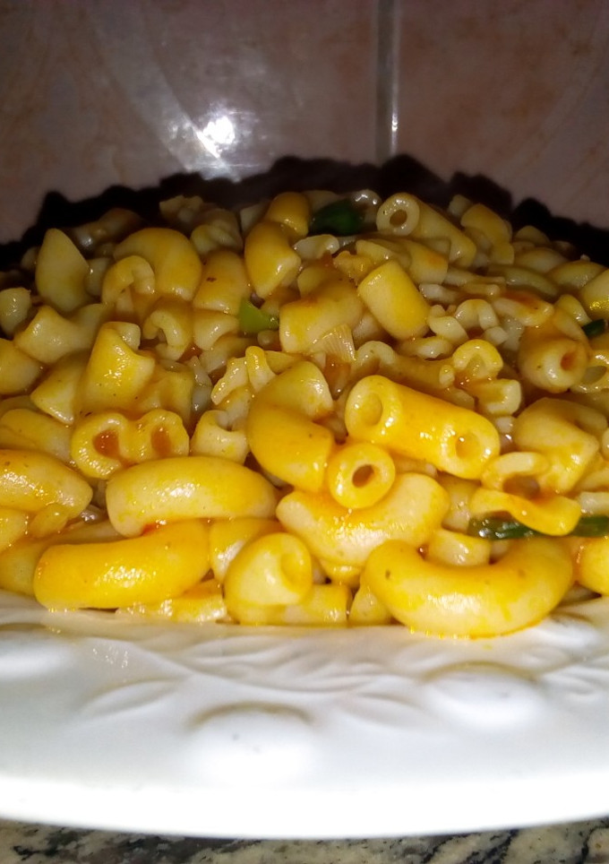 A picture of Macaroni jollof.