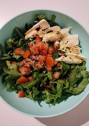 Una foto de Ensalada de queso brie y rúcula