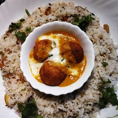 A picture of Malai kofta curry with dry fruits pulav.