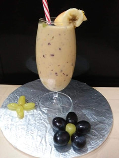 A picture of Fruit cocktail smoothie😋🍸🍎🍌🍇🍑.