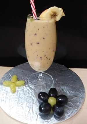A picture of Fruit cocktail smoothie😋🍸🍎🍌🍇🍑.