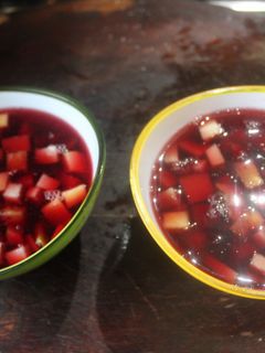 Una foto de Postre de granada y peras en sangría