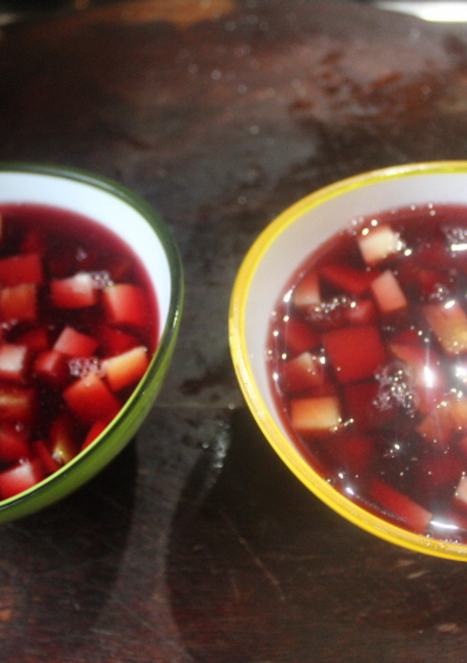 Una foto de Postre de granada y peras en sangría