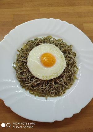 Una foto de Cama de anguriñas con huevo al microondas
