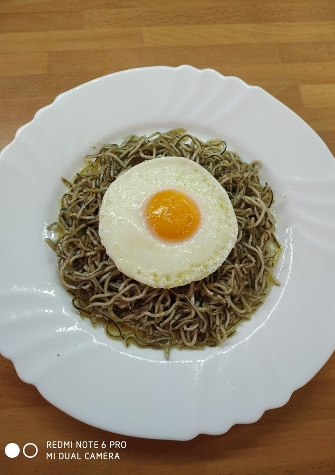 Una foto de Cama de anguriñas con huevo al microondas