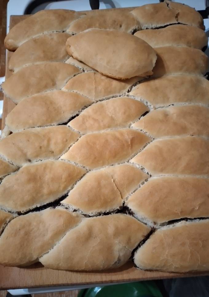 Булочки из консервированной вишни