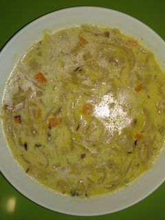 Una foto de Sopa de cebolla, zanahoria con nuez moscada y nata