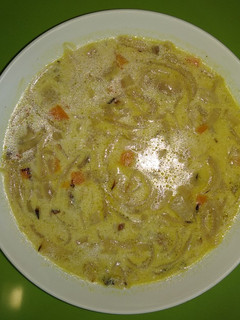 Una foto de Sopa de cebolla, zanahoria con nuez moscada y nata
