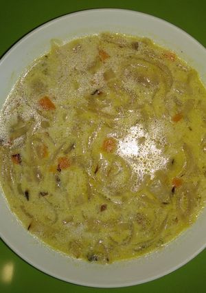 Foto principal de Sopa de cebolla, zanahoria con nuez moscada y nata
