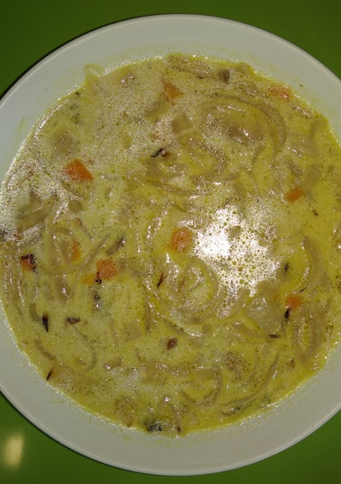 Una foto de Sopa de cebolla, zanahoria con nuez moscada y nata