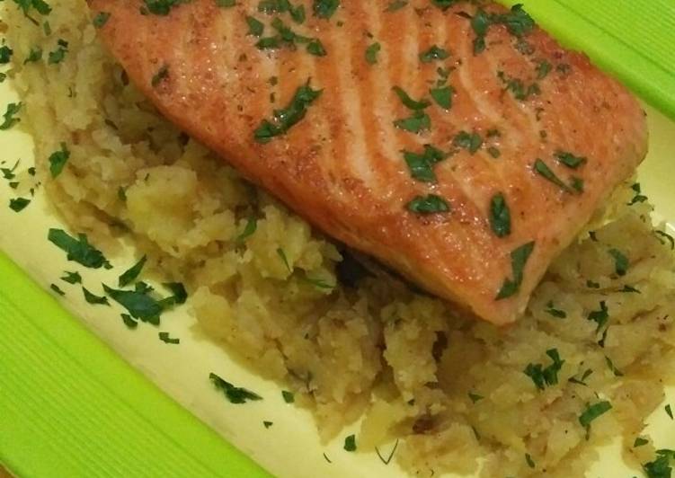 Cara Menghidangkan Pan seared Salmon with mashed Potatos ala Anti Gagal!