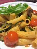 Macarrones con calabacín y champiñones
