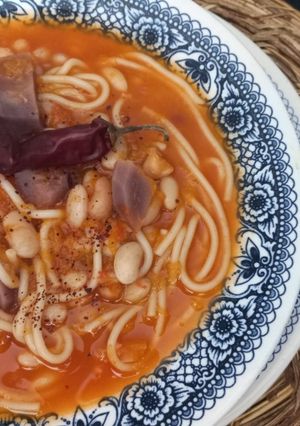 Una foto de Porotos con Riendas y papas chilotas