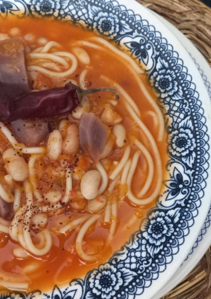 Una foto de Porotos con Riendas y papas chilotas