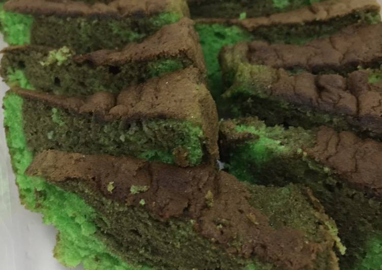 Bagaimana Membuat Bolu Coklat Pandan yang Menggugah Selera