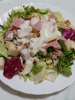 Una foto de Ensalada fresca con aderezo de kéfir (4)