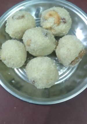 A picture of Rava Laddu.