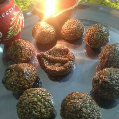 A picture of Sesame seeds pumpkin seeds and jaggery laddu.