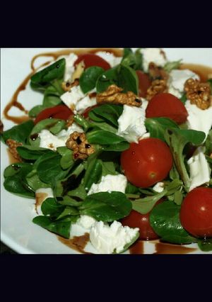 Una foto de Ensalada de canónigos queso fresco y nueces 🍴