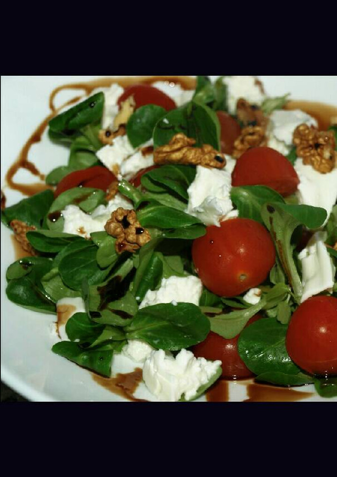 Una foto de Ensalada de canónigos queso fresco y nueces 🍴