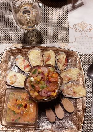 Una foto de Ceviche y trilogía de mariscos