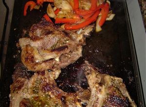 Una foto de Chuletas de vaca a la chapa con verduras salteadas 🐂🌶