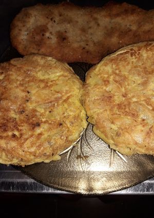 Una foto de Tortillitas de papa Individuales y milanesas de pollo