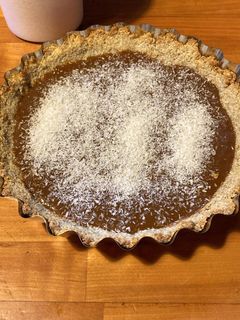 Una foto de Torta de coco y dulce de leche saludable