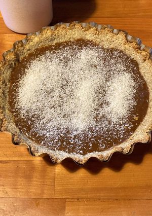 Una foto de Torta de coco y dulce de leche saludable