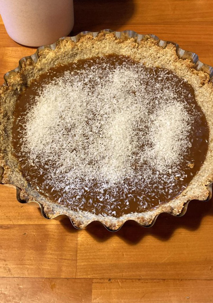 Una foto de Torta de coco y dulce de leche saludable