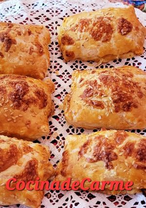 Foto principal de Cañas de hojaldre de jamón serrano, jamón york, quesos y sobrasada