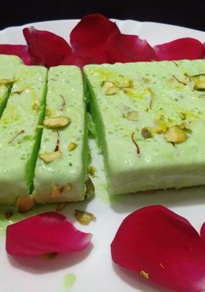 मावा केसर पिस्ता आईस्क्रीम (mawa kesar pista ice cream recipe in marathi) रेसिपी चे मुख्य फोटो