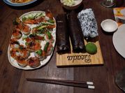 Una foto de sushi de salmon y aguacate