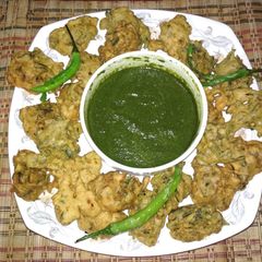 Methi na Gota with Dhaniya Phudina Chutney A picture of Methi na Gota with Dhaniya Phudina Chutney.