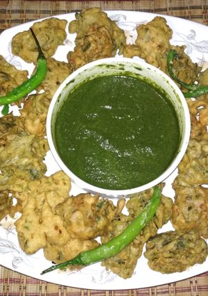 A picture of Methi na Gota with Dhaniya Phudina Chutney.