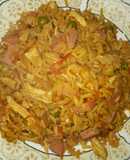 Arroz colorado con pollo y mortadela