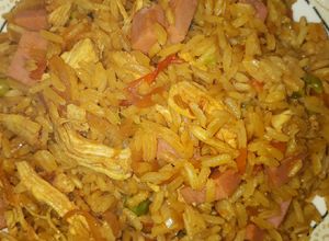 Una foto de Arroz colorado con pollo y mortadela