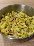 Ensalada fresca de mejillones en escabeche con maíz dulce
