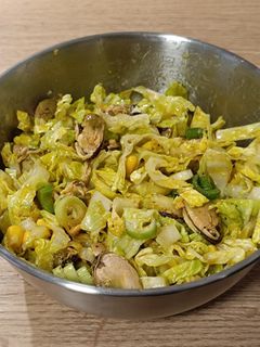 Una foto de Ensalada fresca de mejillones en escabeche con maíz dulce
