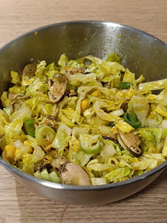 Una foto de Ensalada fresca de mejillones en escabeche con maíz dulce